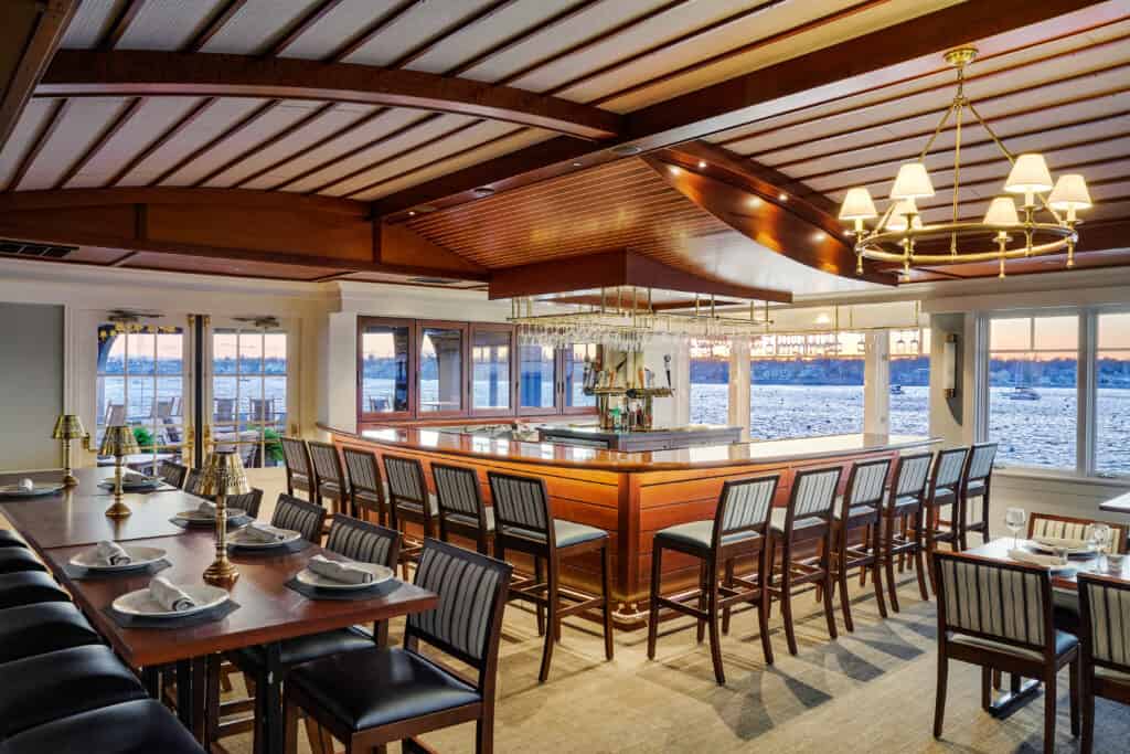 yacht club dining options